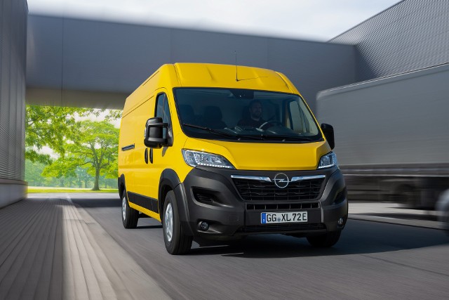 Opel Movano Nowy Movano od samego początku sprzedaży będzie dostępny nie tylko z nowoczesnymii silnikami Diesla, ale także z bezemisyjnym akumulatorowym napędem elektrycznym. Nowe Movano i Movano‑e pojawią się u dealerów Opla jeszcze w tym roku.Fot. Opel