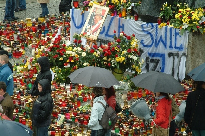 19. rocznica śmierci Jana Pawła II. Tak Bydgoszcz żegnała Karola Wojtyłę w 2005 roku - zobaczcie zdjęcia
