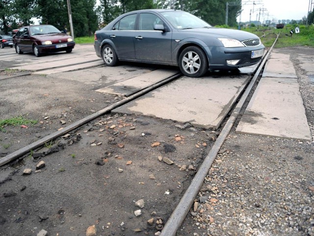 Przejazd kolejowy w ciągu ul. Batorego w dzielnicy Bakończyce jest w fatalnym stanie. Kierowcy narzekają, że niszczą tam swoje samochody.