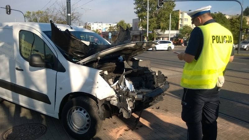 Wypadek na Dąbrowskiego. Trzy osoby ranne [ZDJĘCIA]