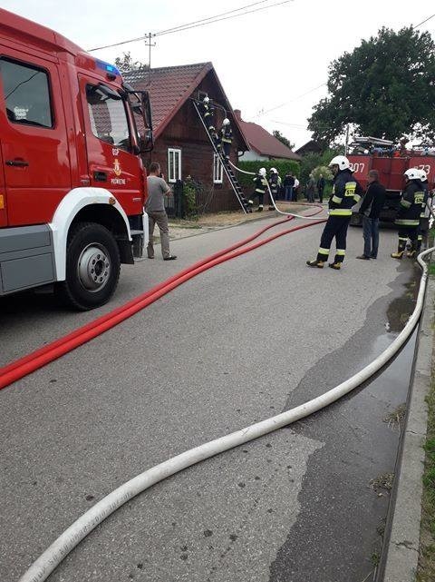 Gdy strażacy dotarli na miejsce zastali całe poddasze w...