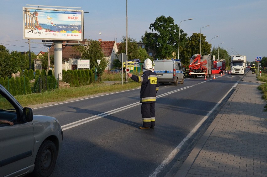 Wypadek w Radwanicach. Jedna osoba uwięziona w aucie. Ruch wahadłowy (ZDJĘCIA)