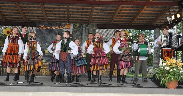 Pięknie śpiewał i tańczył zespół "Mały Dziebałtów" prowadzony przez Krysstynę Nartowską