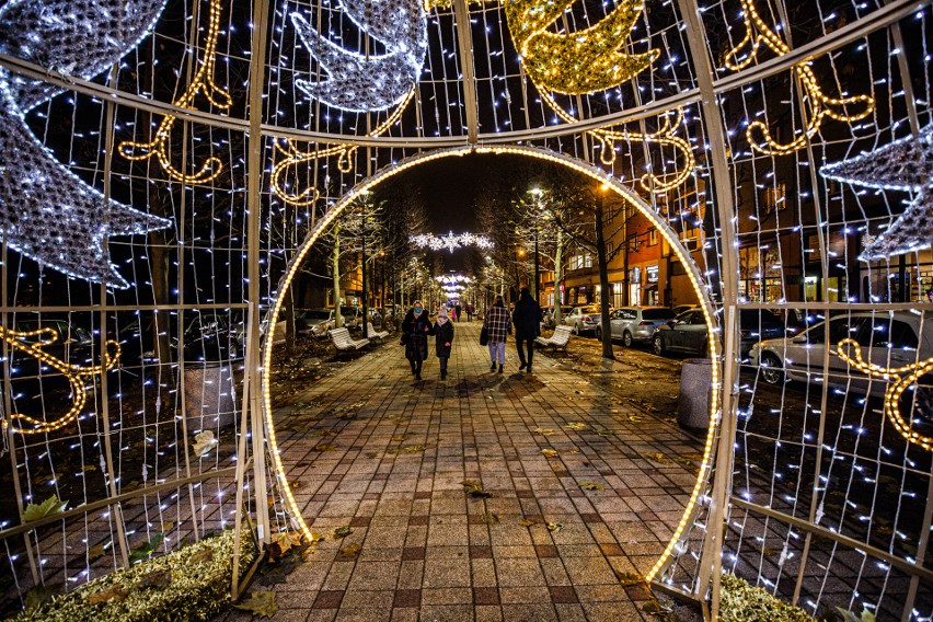 Sosnowiec zapalił świąteczne ozdoby. Jest kolorowo,...