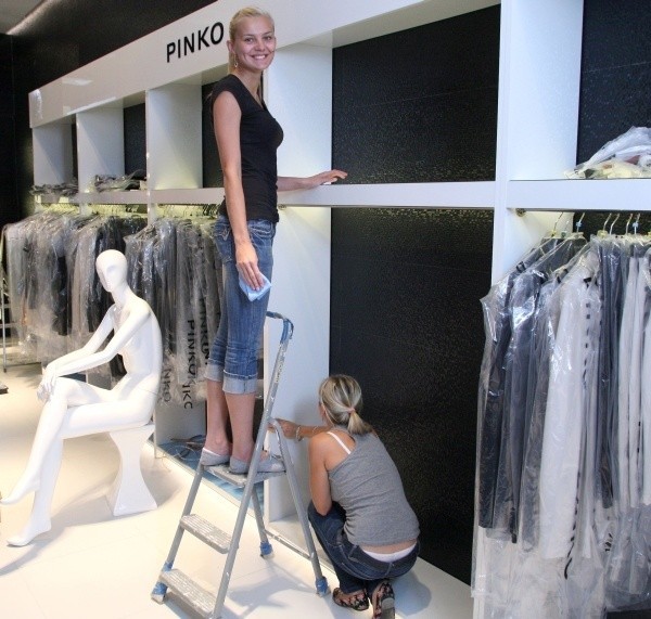 Ola Michalska podczas przygotowań do otwarcia sklepu