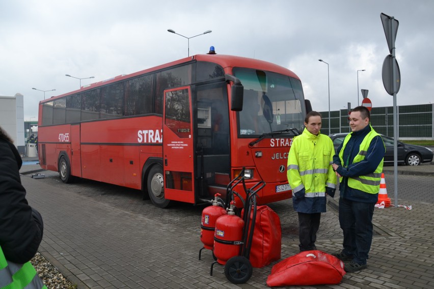 Przy autostradzie A1 w Żorach autobus stanął w ogniu. Strażacy wyciągali rannych ZDJĘCIA