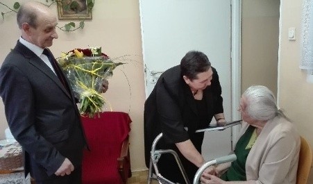 103. urodzin pogratulowali Genowefie Sobieraj także wójt Maria Kasperek oraz przewodniczący Rady Gminy Kazimierz Warszawa.