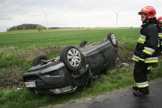 W miejscowości Sadki dzisiaj rano dachowało auto.