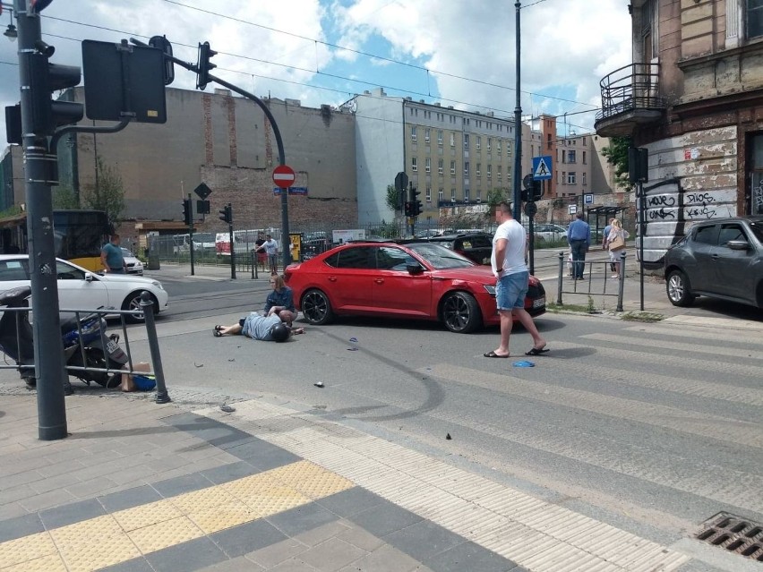 Wypadek na skrzyżowaniu ul. Nawrot i Kilińskiego. Skoda zderzyła się ze skuterem ZDJĘCIA AKTUALIZACJA
