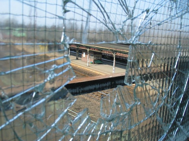 W tunelu prowadzącym na perony jest ponad 40 takich zniszczonych szyb. Podobno wkrótce mają zostać wymienione.