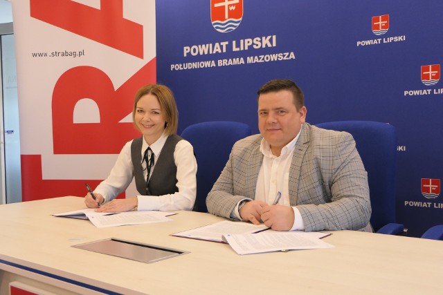 Umowę podpisali (od lewej): Małgorzata Jędryszek - dyrektor finansowy firmy STRABAG, Karol Mordak - dyrektor Powiatowego Zarządu Dróg Publicznych w Lipsku.