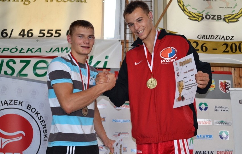 Patryk Godlewski (Boxing Chojnice, z lewej)  walczyl w...