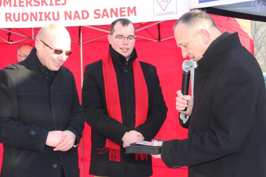 Klucze do autobusu przejmuje ksiądz Tomasz Szostek (z lewej)