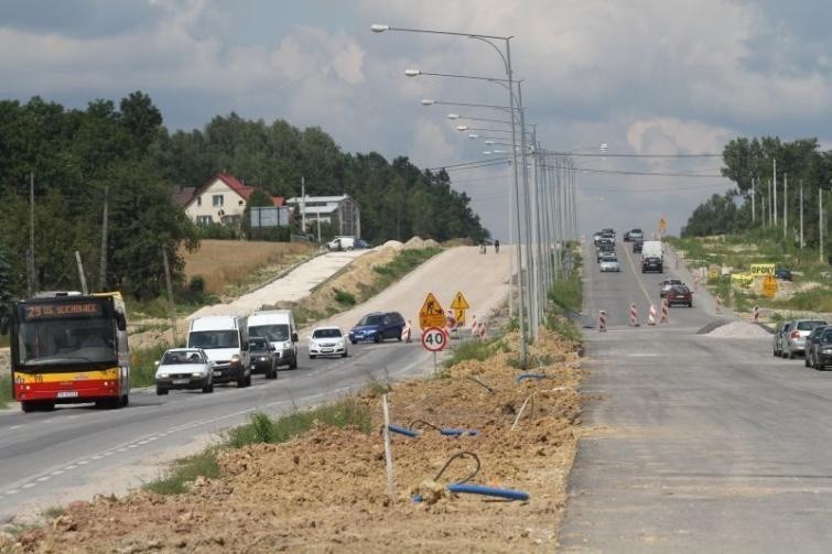 Dwie jezdnie modernizowanej wylotowej drogi 73 z Kielc będą...