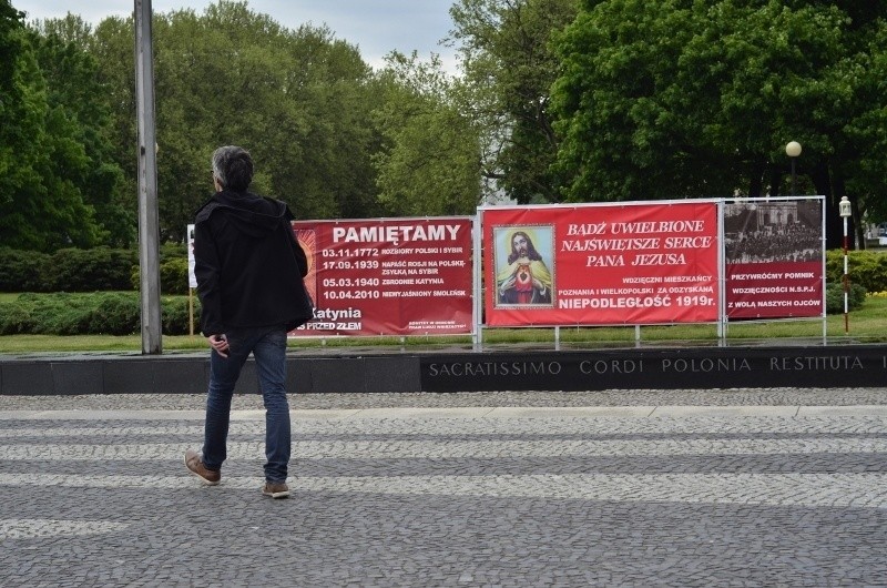 Instalacje z plakatami znajdujące się przy pomniku...