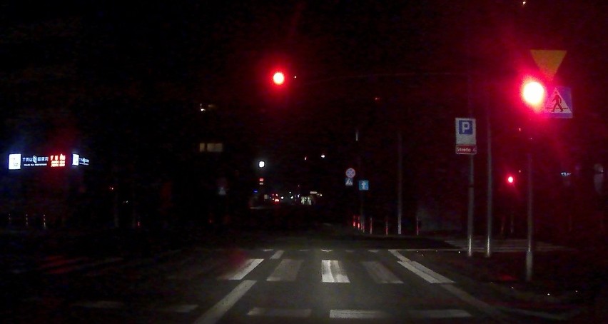 Ulice Opola toną w mroku. Na zdjęciu: skrzyżowanie Reymonta...
