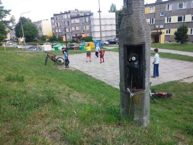 Słup przy ulicy Żeromskiego w Olkuszu zagraża dzieciom bawiącym się nieopodal na boisku. Latarnia jest pod prądem