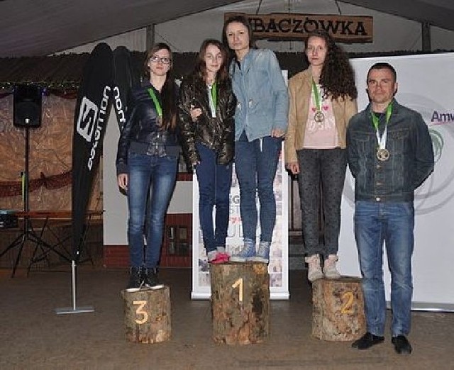 Reprezentacja Gimnazjum numer 1 w Jędrzejowie: Magdalena Szafran, Natalia Zając, Aleksandra Sowula i Natalia Grobelak oraz trener Bartłomiej Bartosz.