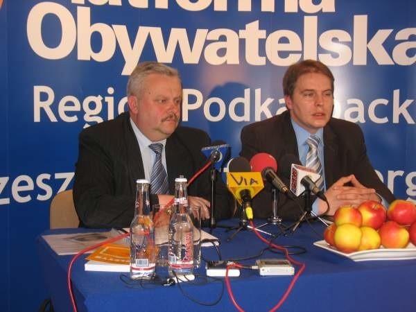 - Obecny zarząd nie ma pomysłu na rządzenie regionem - mówią liderzy sejmikowej opozycji. Od lewej Mirosław Karapyta (PSL) i Sławomir Miklicz (PO)