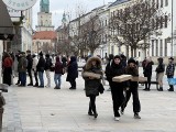 Tłustoczwartkowy szał kolejkowy! Pod Dobrą Pączkarnią czeka ponad 60 osób. Zobacz zdjęcia