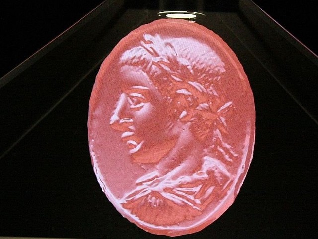 Awers gemmy przedstawia popiersie cesarza Gordiana III.