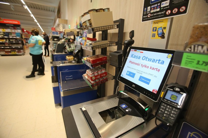 Zarobki w marketach. Ile wynoszą pensje pracowników sklepów?...