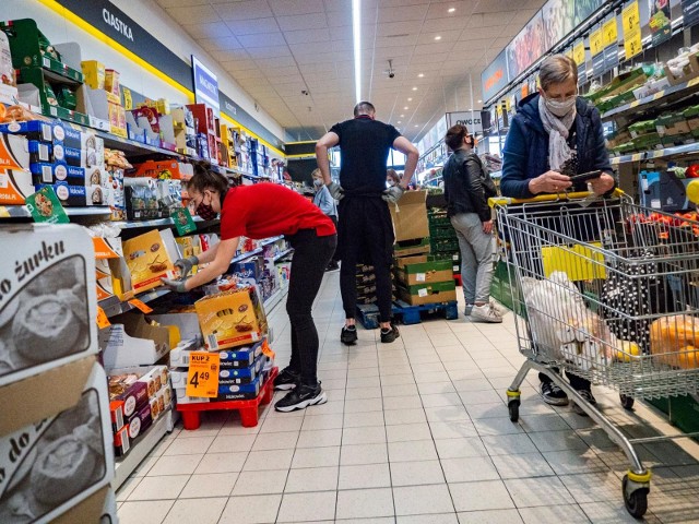 Sieci handlowe zatrudniają! Chociaż zwiększa się liczba kas samoobsługowych, to popularne sklepy cały czas poszukują pracowników. Hipermarkety i dyskonty rekrutują nie tylko kasjerów i sprzedawców. Zatrudniają także na stanowiskach kierowniczych. Na jakie zarobki możemy liczyć w znanych sieciach handlowych? Zobaczcie, jak wysokie pensje otrzymują pracownicy takich sklepów jak Biedronka, Lidl, Auchan, Kaufland czy Netto. Oto zarobki w marketach. >>>>>