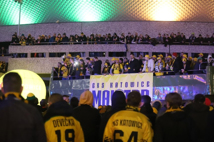 Hokeiści GKS Katowice dojechali autobusem na plac przed...