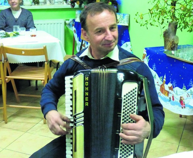 Jan Porębski twierdzi, że z akordeonem nie rozstaje się wcale od czasów szkolnych. Od lat uświetnia każdą imprezę w gminie