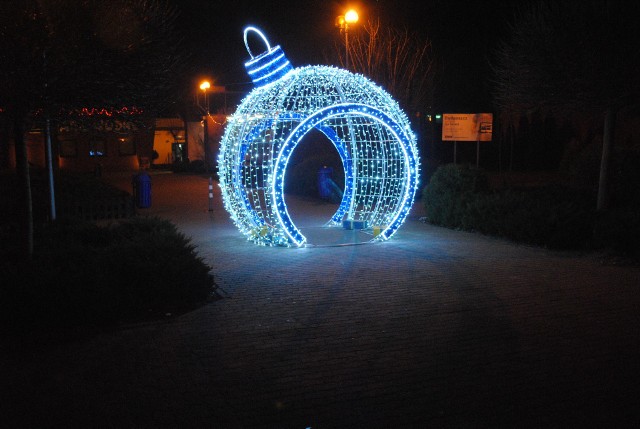 Solec Kujawski w świątecznej szacie. W centrum sporo kolorowych iluminacji, na obrzeżach miasta oczywiście ich znacznie mniej. W drodze z Bydgoszczy do Solca - wzdłuż Wisły - w mijanych miejscowościach niewiele iluminacji. Ale są. W soleckim centrum ślicznie przystrojona ulice 23 Stycznia, gdzie ratusz. Ciekawie też, bo z aniołami i świętym Mikołajem siedzącym na zabytkowej  motopompie strażackiej, bo obok jest remiza OSP, na skwerze Solidarności. Przed OSiR,  a więc przed aquaparkiem i halą sportową przejść można „przez bombkę”. Soleckie Centrum Kultury zdobi misiu, a wewnątrz - na piętrze - w Galerii Homo Faber - wystawa szopki bożonarodzeniowej. Ładnie też przed dworcem, gdzie rondo burmistrza Antoniego Nawrockiego  i tunel... Słowem - zachęcamy do wieczornych spacerków po Solcu.