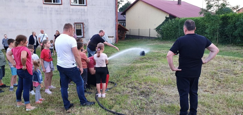 Wspólne grillowanie i seans filmowy przy remizie strażackiej...