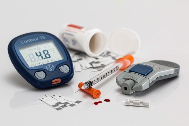 Mężczyzna choruje na cukrzycę i nie przyjął w odpowiednim czasie dawki insuliny.