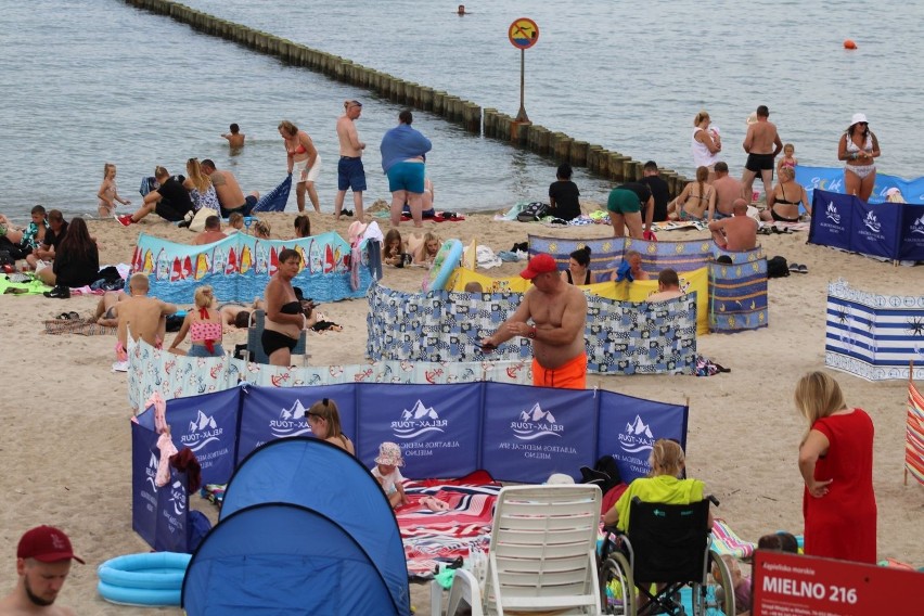 Tłumy turystów na plaży w Mielnie