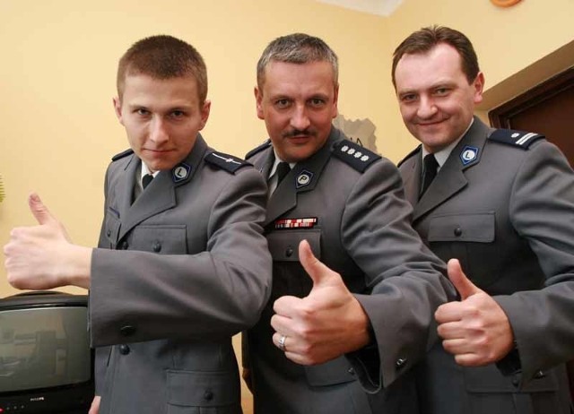 Policjanci z zespołu prasowego podlaskiej policji na razie nie muszą ruszać w patrole. Na zdjęciu podinsp. Jacek Dobrzyński (w środku - awansował), podinsp. Andrzej Baranowski (z prawej) oraz podkom. Kamil Tomaszczuk (także awansował).