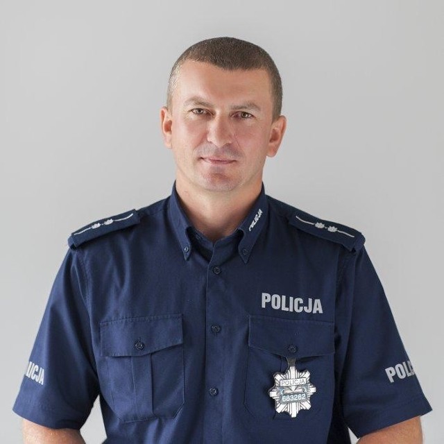 asp. Bogdan Kura	KPP Wodzisław Śląski KP Gorzyce, pow. wodzisławskirejon służbowy: Gołkowice, Godów, Skrbeńsko (gm. Godów)zainteresowania: muzyka, narciarstwoGłosowanie będzie trwać od piątku 2 czerwca, do piątku 30 czerwca, do godziny 18.59. Głosy sumują się w każdym powiecie a także na poziomie całego województwa. Nagrodzimy zwycięzców, którzy zajmą pierwsze miejsca w każdym z powiatów a także laureatów trzech pierwszych miejsc w skali całego regionu.Zagłosuj na kandydata wysyłając SMS o treści DZIEL.729 na nr 72355. Koszt 2,46 zł z VAT. 