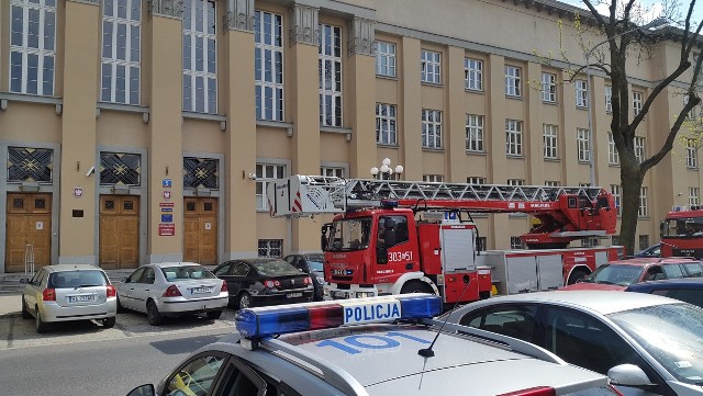 Alarm w sądzie na pl. Dąbrowskiego w Łodzi. Przed godz. 10, policjanci i strażacy zawiadomieni zostali o podejrzanej przesyłce, która miała wpłynąć do sądu.Na miejscu pracują policjanci, którzy sprawdzają przesyłkę.wkrótce więcej informacjiCzytaj więcej na kolejnych slajdach