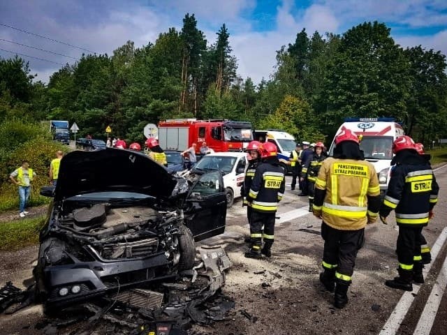 Śmiertelny wypadek w Ploskach. Karambol na DK19. Doszło do zderzenia czterech pojazdów. Nie żyją dwie osoby [ZDJĘCIA 13.08.2019]