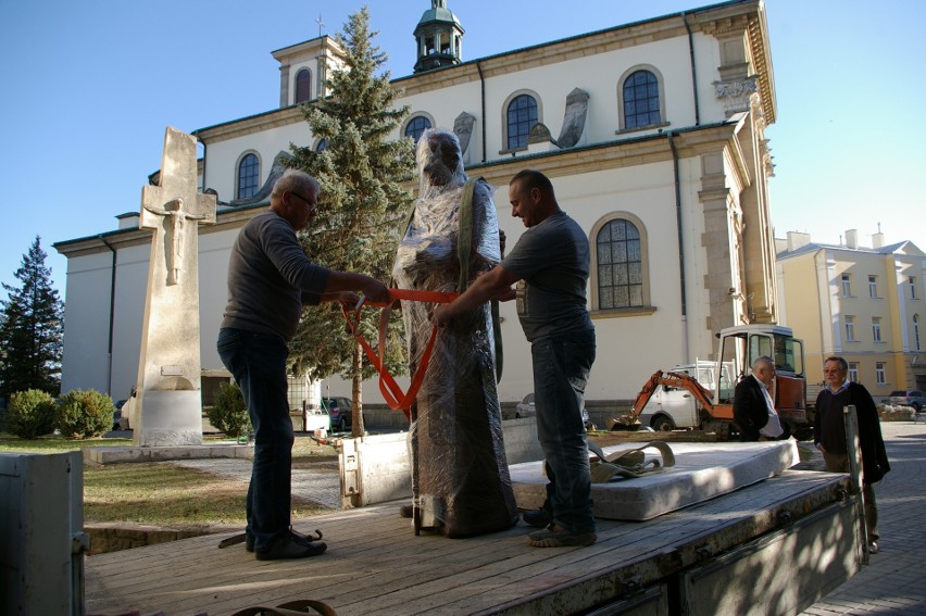 Pomnik Jana Pawła II stanął przy gorlickiej farze [ZDJĘCIA]