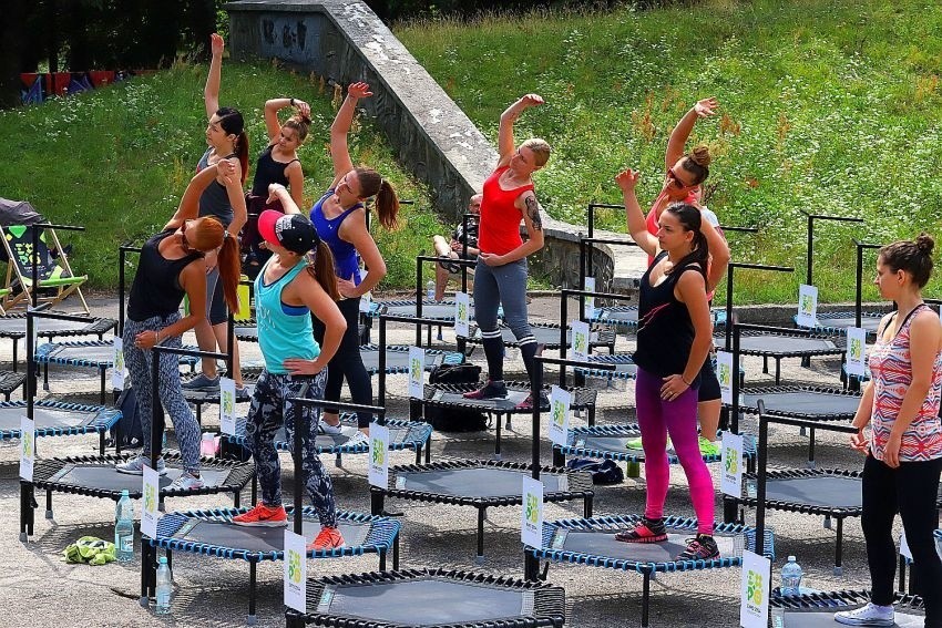 Trampoliny w amfiteatrze łódzkiego parku zachęciły do intensywnego ćwiczenia 