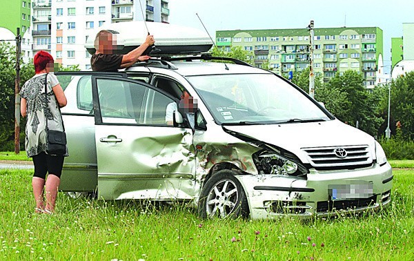Toyota zatrzymała się po wypadku dopiero na pasie zieleni...