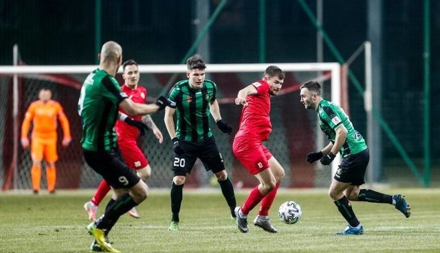 Stal Stalowa Wola w środę wygrała pierwszy mecz pod wodzą trenera Jaromira Wieprzęcia. Jutro jego zawodnicy zmierzą się z rezerwami Cracovii. - Czeka nas jeszcze sporo pracy, dużo rzeczy jest do poprawy, szczególnie jeśli chodzi o organizację gry. Powinniśmy też szukać kolejnych bramek i uspokajać grę. Mamy jednak mało czasu, bo gramy co trzy dni – tłumaczył na konferencji prasowej Jaromir Wieprzęć.- Nie jest łatwo, ale to są zawodowcy, biorą za to pieniądze. To bardzo fajna praca, piłka powinna ich cieszyć, więc nie widzę większego problemu – mówi 46-letni szkoleniowiec, który jako piłkarz grał na poziomie ekstraklasy zarówno w Stali, jak i Rakowie Częstochowa.