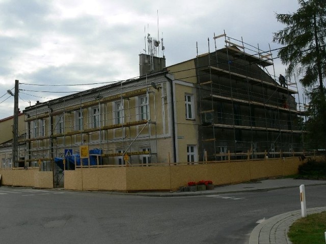 Prace na budynku urzędu miasta i gminy w Baranowie Sandomierskim obejmują odnowę elewacji oraz jego rozbudowę. 