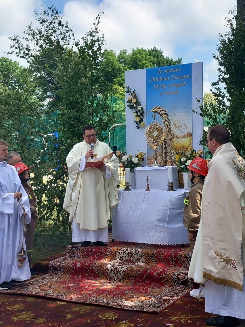 W procesji w Skrzyńsku przeszły setki osób.