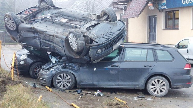 Nietypowy wypadek na zakopiance w Rdzawce. Auto dachowało i wylądowało na dachach dwóch samochodów zaparkowanych na poboczu