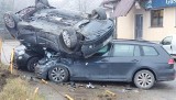 Zakopianka. Nietypowy wypadek. Auto wylądowało na dachu dwóch innych samochodów [ZDJĘCIA]