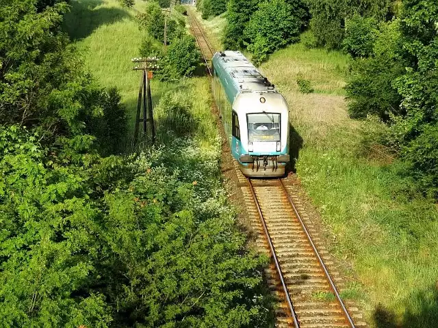 Linia kolejowa 27. Szynobus firmy Arriva relacji Sierpc - Toruń Gł. tuż za stacją w Lipnie. Zdjęcie z 2015 r.