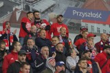 Piast Gliwice - Wisła Kraków ZDJĘCIA KIBICÓW Ruchu Chorzów i „Białej Gwiazdy” na stadionie przy Okrzei. Drużyna gości z wielkim wsparciem
