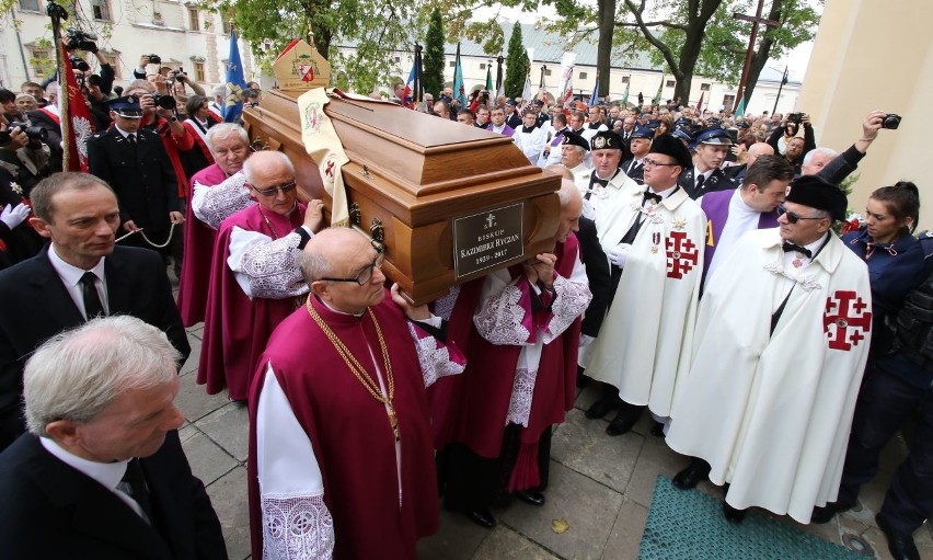 Pogrzeb biskupa Ryczana (WIDEO, ZDJĘCIA)