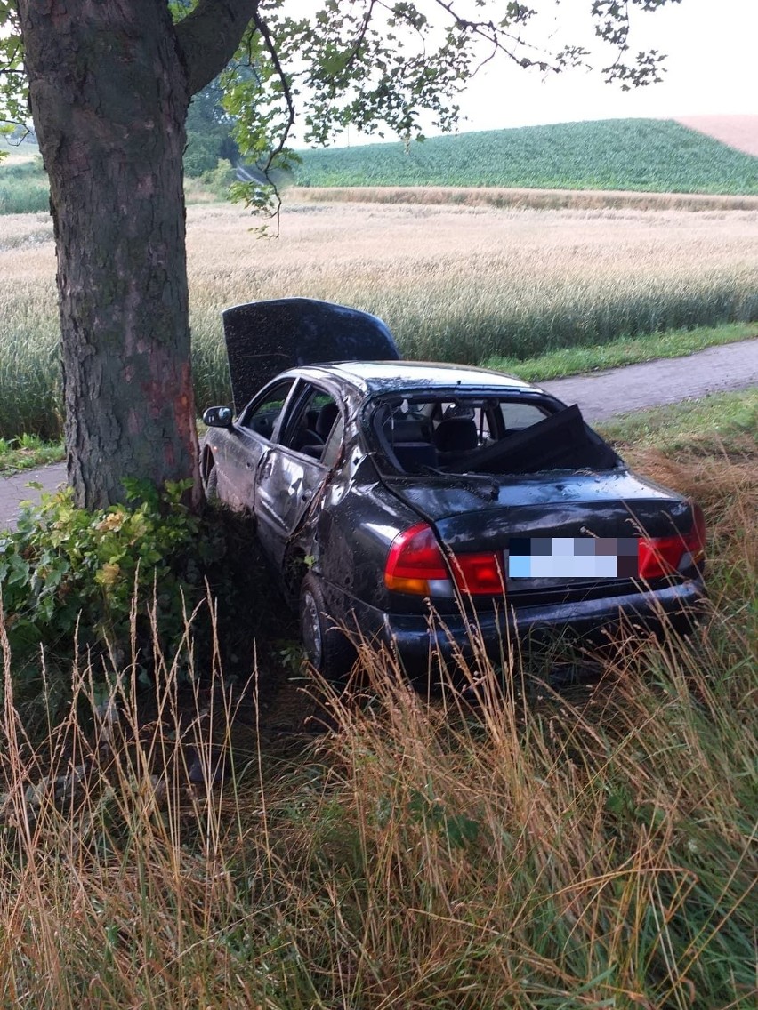 Służby apelują o ostrożność na drodze, ponieważ jest ślisko.