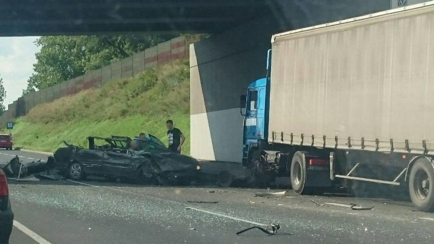 Wypadek na DTŚ w Chorzowie. Ogromny korek! Opel omega zderzył się z cieżarówką [ZDJĘCIA]